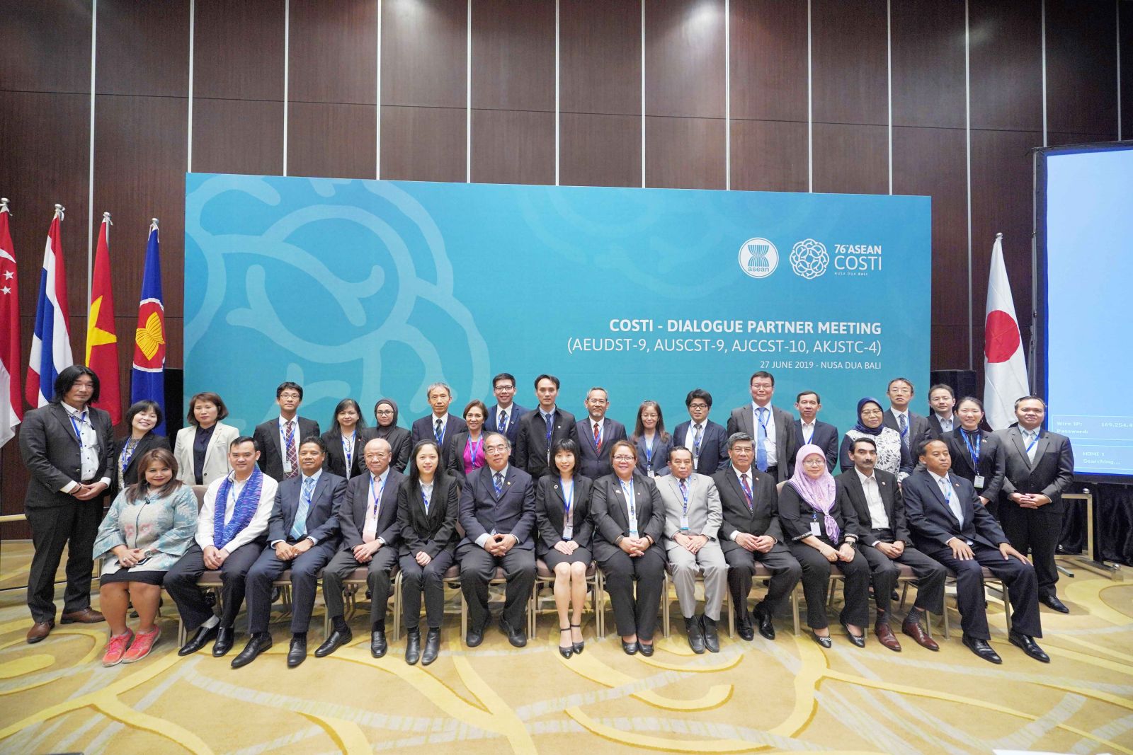 ​日ASEAN科学技術委員会：各国使節団の集合写真。後列左より福原コーデイネータ―と斎藤URA。